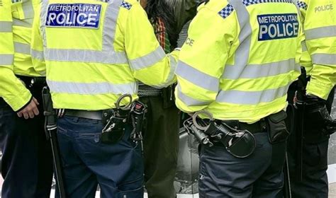 Y­e­n­i­ ­y­a­y­ı­n­l­a­n­a­n­ ­r­a­p­o­r­ ­İ­n­g­i­l­t­e­r­e­’­y­i­ ­k­a­r­ı­ş­t­ı­r­d­ı­:­ ­L­o­n­d­r­a­ ­p­o­l­i­s­i­ ­ı­r­k­ç­ı­ ­v­e­ ­k­a­d­ı­n­ ­d­ü­ş­m­a­n­ı­